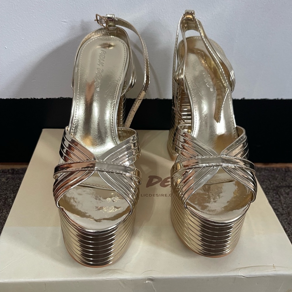Public Desire Platform Gold Heels

Size 8
BRAND NEW!